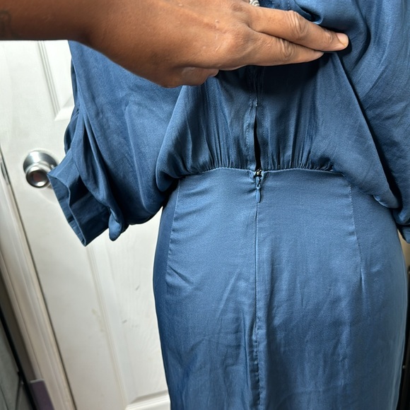 Beautiful Dress w/Small Slit Cut Out in Back - Picture 7 of 8